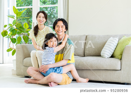 年輕的家庭在客廳放鬆 年輕的家庭在客廳放鬆 93280936