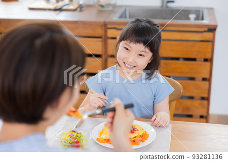Family girl eating omelet rice Family girl eating omelet rice 93281136