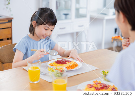 Family girl eating omelet rice 93281160