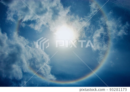 天空中的彩虹光暈 天空中的彩虹光暈 93281173