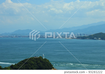 從來島海峽大橋眺望今治市和馬島燈塔 從來島海峽大橋眺望今治市和馬島燈塔 93281222