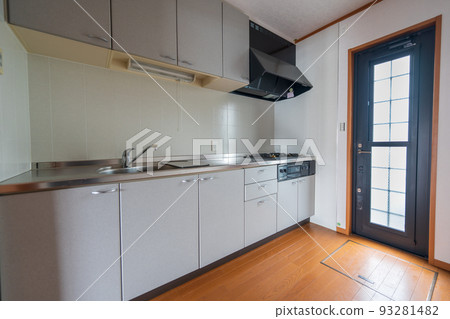 舊廚房鋪瓷磚 93281482