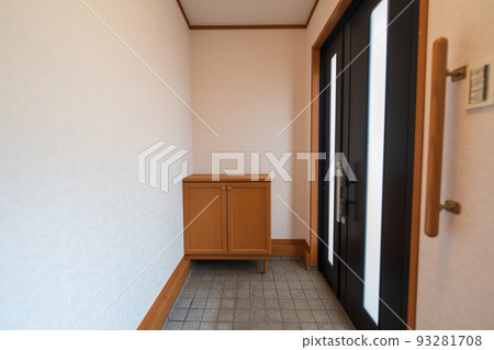 Geta box at the entrance 93281708