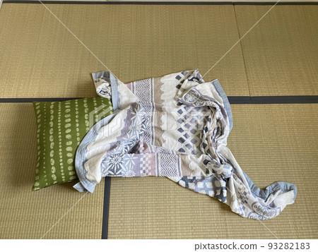 在日式房間打盹 93282183