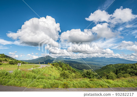 Scenery from the Venus Line in Nagano Prefecture, Yatsugatake, blue sky and white clouds [August] 93282217