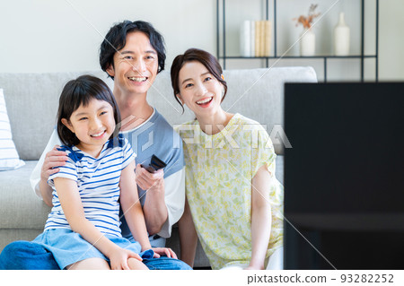 看電視的年輕家庭 93282252