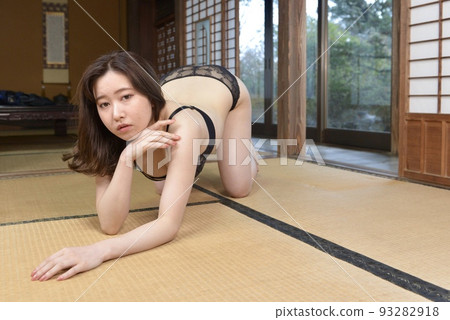 一位身穿黑色內衣的年輕女子在一棟舊私人住宅的日式房間裡擺姿勢 93282918