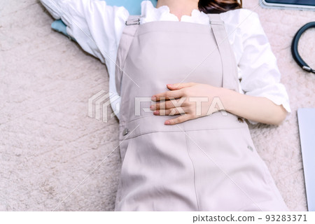 一名年輕女子仰臥在房間裡休息的圖像剪輯 一名年輕女子仰臥在房間裡休息的圖像剪輯 93283371