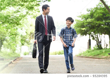 男小學生和父親邊笑邊走路 93284395