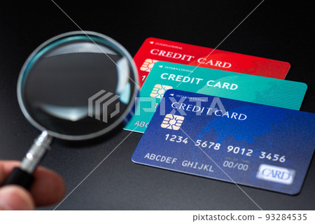 信用卡和放大鏡 信用卡和放大鏡 93284535