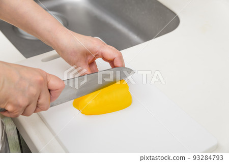 [Cut paprika yellow with a Santoku knife] 93284793