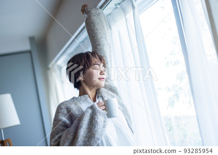 一個沐浴在清晨陽光下的女人 93285954
