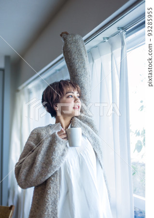 A woman who grows in the morning sun 93285955