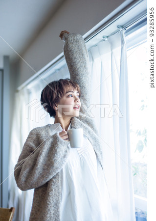 A woman who grows in the morning sun 93285956