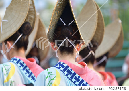 正宗德島阿波舞,戴著鳥居帽等待輪到她表演的女人 正宗德島阿波舞,戴著鳥居帽等待輪到她表演的女人 93287158