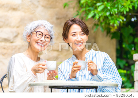 一家人在花園裡喝茶 93290143