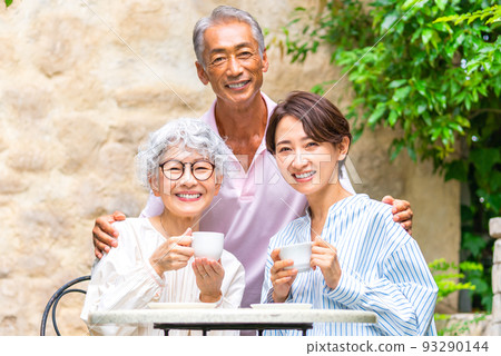 一家人在花園裡喝茶 93290144