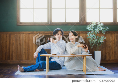 一對夫婦在客廳裡 一對夫婦在客廳裡 93290998