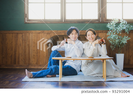 A couple in the living room 93291004