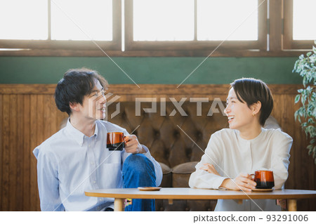 A couple in the living room 93291006