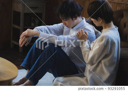 A couple in the living room worries A couple in the living room worries 93291055