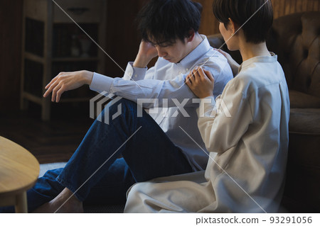 客廳裡的一對夫婦擔心 客廳裡的一對夫婦擔心 93291056