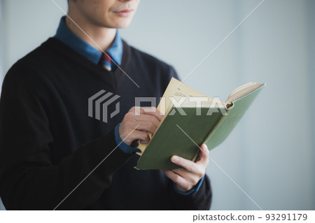 A man with glasses 93291179