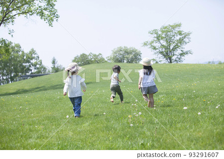 孩子們赤腳玩耍 93291607