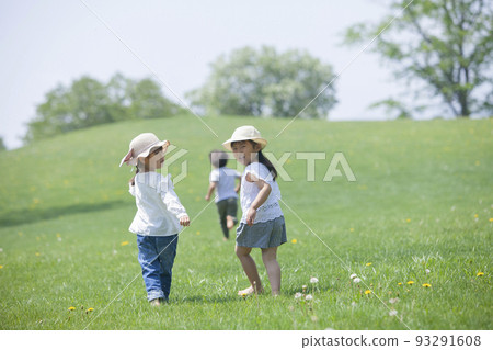 孩子們赤腳玩耍 93291608