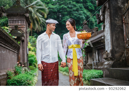 balinese couple wearing traditional clothes walking together in bali balinese couple wearing traditional clothes walking together in bali 93292062