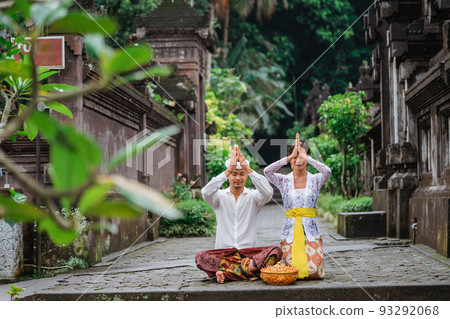hindu make an offering to their god in bali 93292068