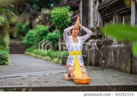 balinese woman do the prayer to god in the morning balinese woman do the prayer to god in the morning 93292155