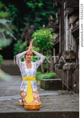 balinese woman in kebaya do prayer and make an offering to go balinese woman in kebaya do prayer and make an offering to go 93292229