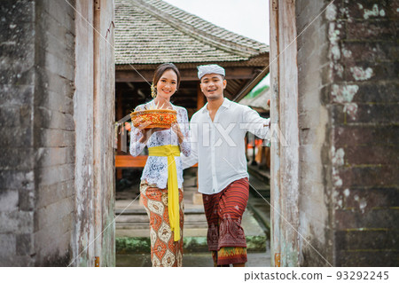 balinese couple wearing kebaya dress and traditional balinese costume 93292245