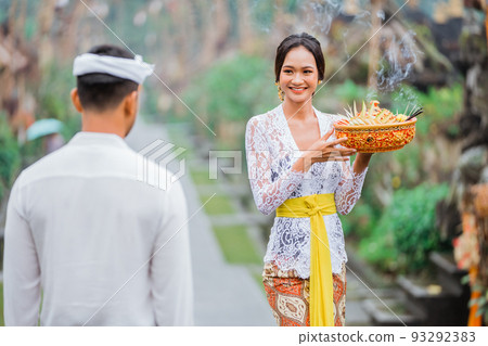 balinese people wearing traditional clothing in penglipuran village balinese people wearing traditional clothing in penglipuran village 93292383