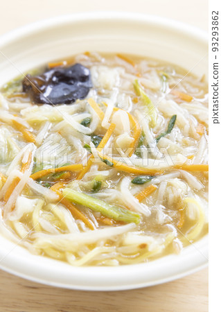 美味的擔面配上大量的蔬菜 美味的擔面配上大量的蔬菜 93293862