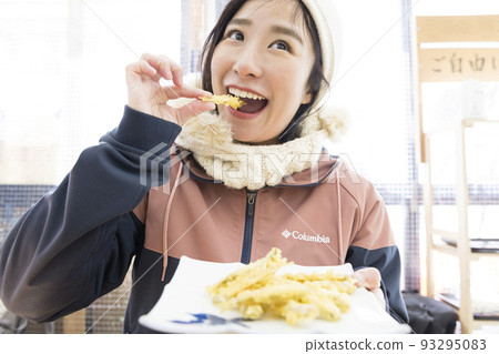 吃新鮮油炸的年輕女人 吃新鮮油炸的年輕女人 93295083