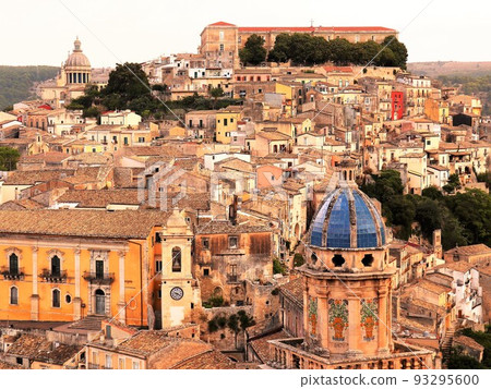 Overlooking Ragusa, the ancient capital of Sicily 93295600