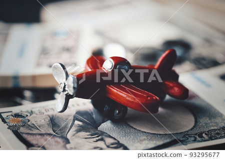 Japanese banknotes and airplane 93295677