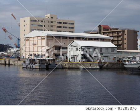 停泊在橫須賀軍港的船隻 93295876