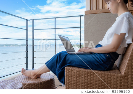 旅行時工作的女人 93296160