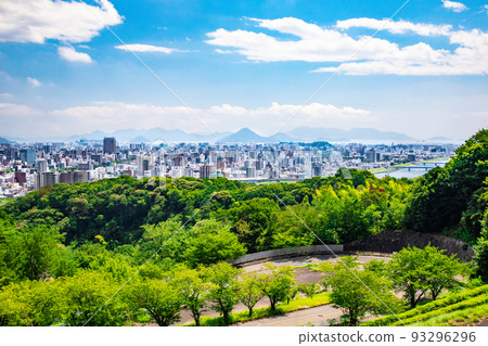 從廣島市西部的丘陵（龍王公園）附近眺望廣島市南部。您可以看到瀨戶內海和二之島。 93296296