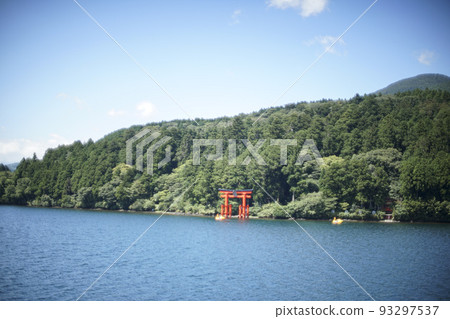 Hakone Shrine seen from the lakeside 93297537