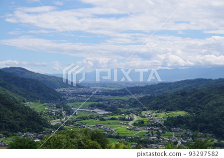 信州、安曇野、生坂村、從比木地區看國道19號和安曇野明信町 信州、安曇野、生坂村、從比木地區看國道19號和安曇野明信町 93297582