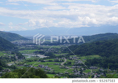 信州、安曇野、生坂村、從比木地區看國道19號和安曇野明信町 信州、安曇野、生坂村、從比木地區看國道19號和安曇野明信町 93297583