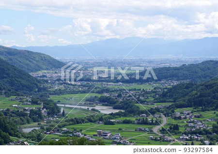 信州、安曇野、生坂村、從比木地區看國道19號和安曇野明信町 信州、安曇野、生坂村、從比木地區看國道19號和安曇野明信町 93297584