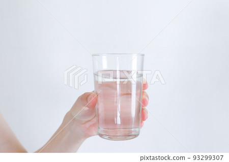 hand holding a cup of water 93299307