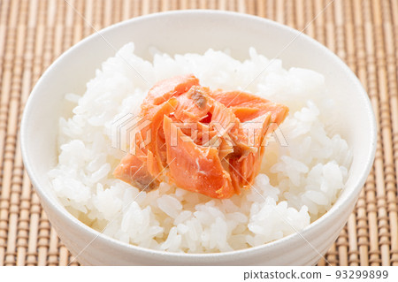 米飯配上烤三文魚肉。 米飯配上烤三文魚肉。 93299899