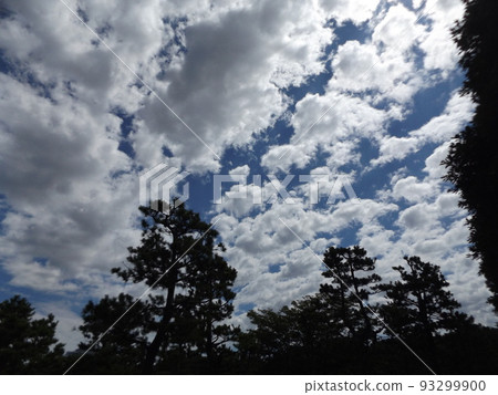 藍天和白色雲彩在inage海岸 藍天和白色雲彩在inage海岸 93299900
