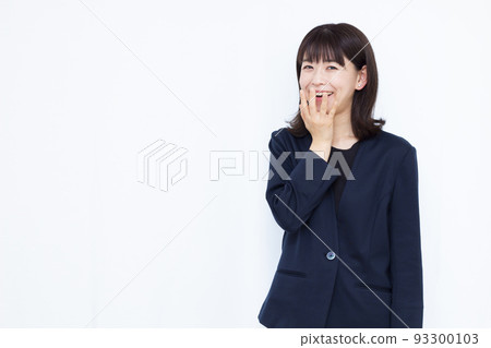 A business woman in her thirties who is surprised with a smile A business woman in her thirties who is surprised with a smile 93300103